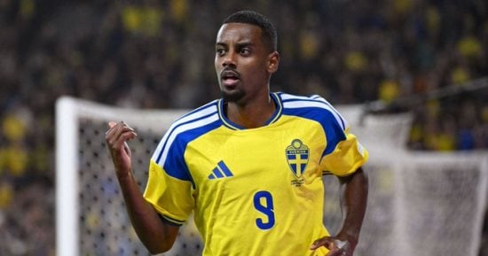 إصابة مفاجئة.. إيزاك يغادر معسكر منتخب السويد ويعود إلى ليفربول