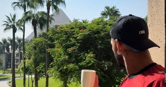 ماتيوس كونيا نجم مانشستر يونايتد يرتدي قميص منتخب مصر أمام الأهرامات