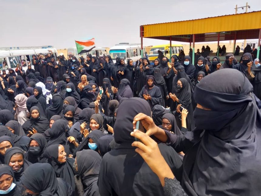 قائد الفرقة الثالثة مشاة يشهد ضرب النار لمستنفرات محلية المتمة020 قائد الفرقة الثالثة مشاة يشهد ضرب النار لمستنفرات محلية المتمة