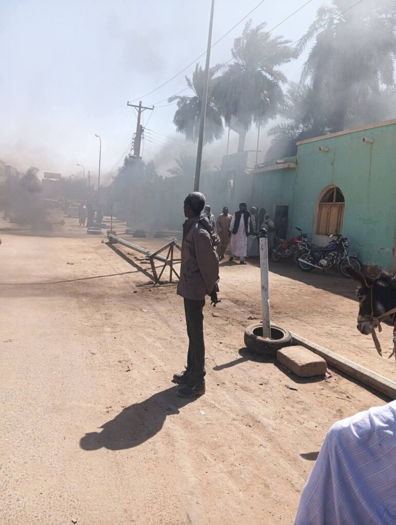 احتجاجات نسوية في عطبرة وإغلاق طريق المحلية بالإطارات المشتعلة