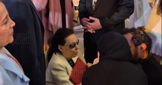 شاهد أحدث ظهور للفنانة نجاة عقب تكريمها فى معرض أبو ظبى