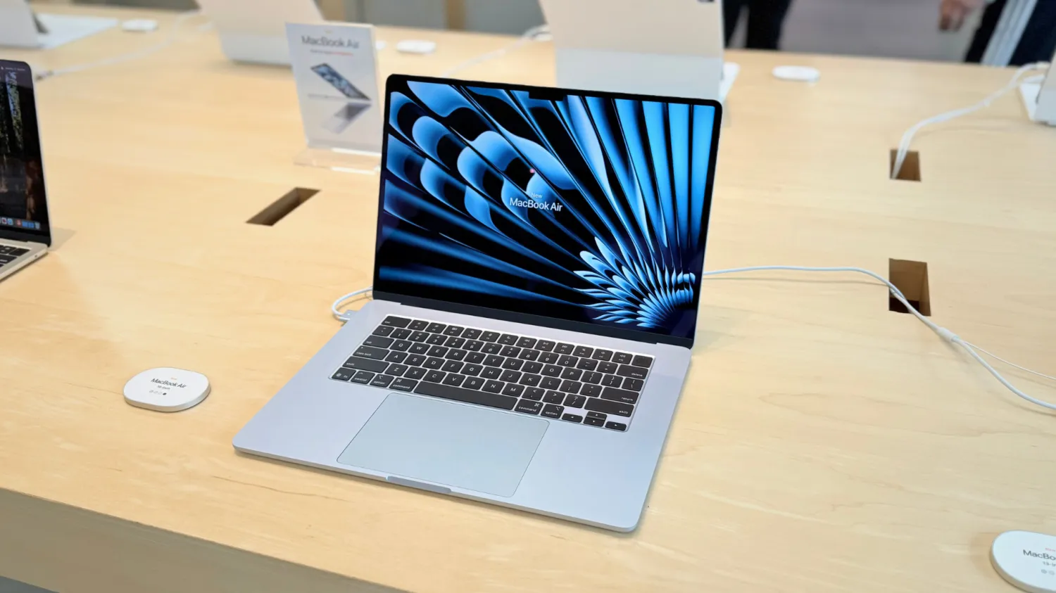 أزمة الذاكرة تضرب MacBook Air.. ونقص حاد في الإمدادات بسبب الذكاء الاصطناعي