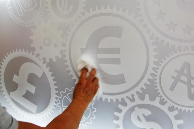 الدولار الأمريكي يرتفع هامشيا في انتظار قرار السياسة النقدية من الفيدرالي020 الدولار الأمريكي يرتفع هامشيا في انتظار قرار السياسة النقدية من الفيدرالي