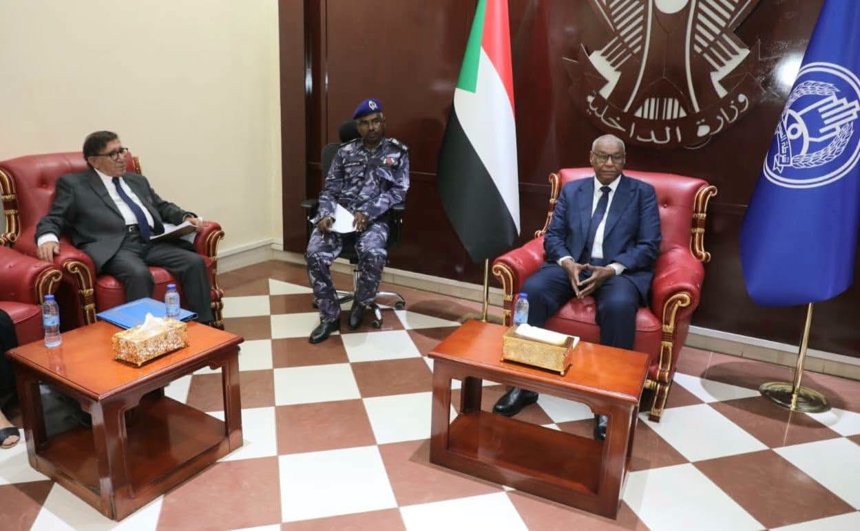 وزير الداخلية يلتقى الخبير المعين لحالة حقوق الإنسان فى السودان