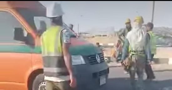 إصابة 31 شخصا فى تصادم مروع بين سيارة نقل ومينى باص بطريق السويس  السخنة.. صور