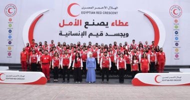 السيدة انتصار السيسى تشهد مع متطوعى الهلال الأحمر وصول مساعدات غزة مليون طن