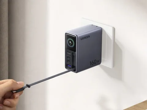شركة Ugreen تطلق شاحنا سريعا جديدا بقدرة 160 W بتقنية GaN مع تقنية WiFi وكابل مدمج وشاشة