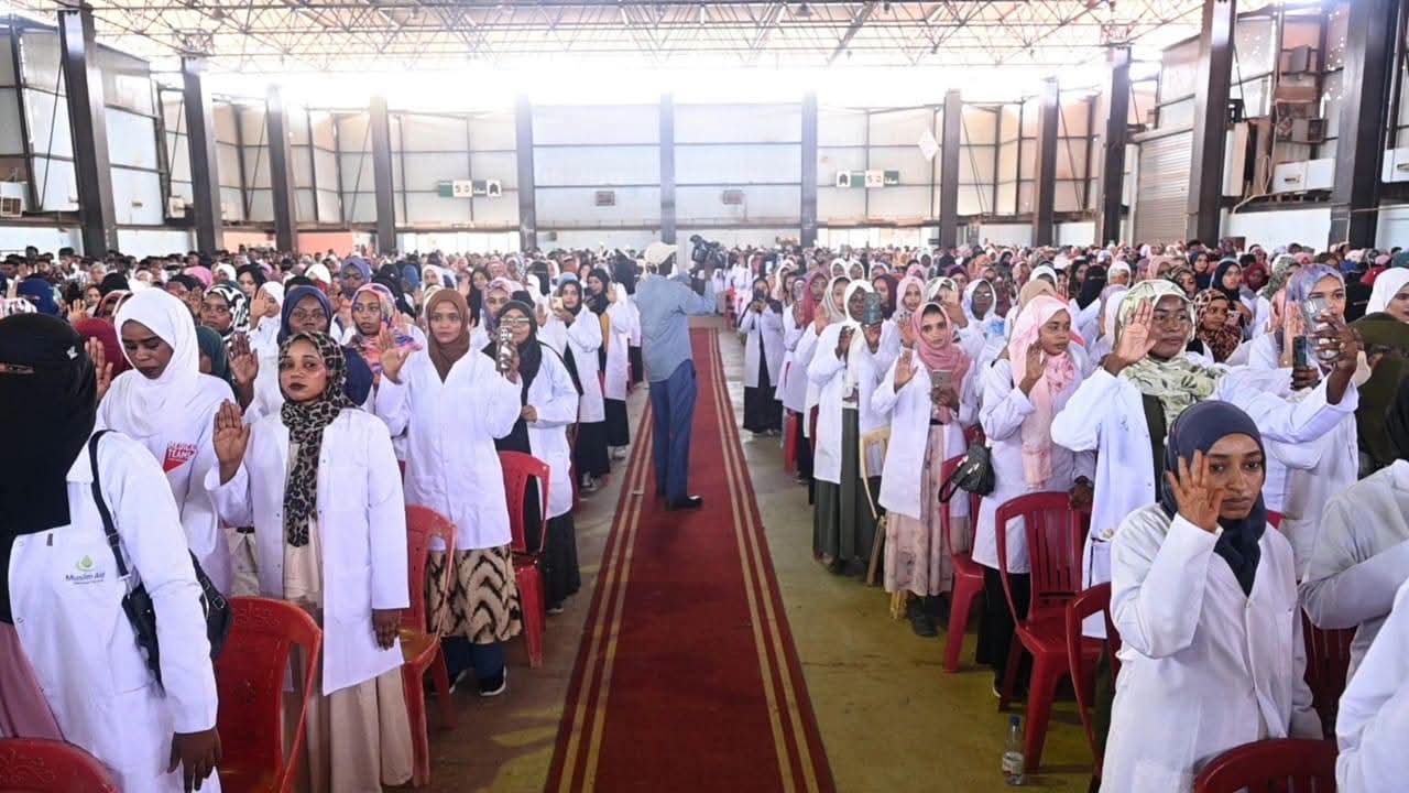 وزير الصحة الاتحادي ووالي الخرطوم يشهدان مراسم أداء القسم المهني التمهيدي لعدد 5675 ممارس