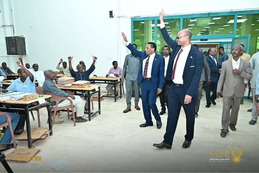كامل إدريس يقف على أعمال كنترول الشهادة السودانية