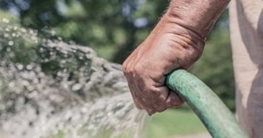 ما حكم رش المياه أمام المنازل..  أمين الفتوى يجيب فيديو