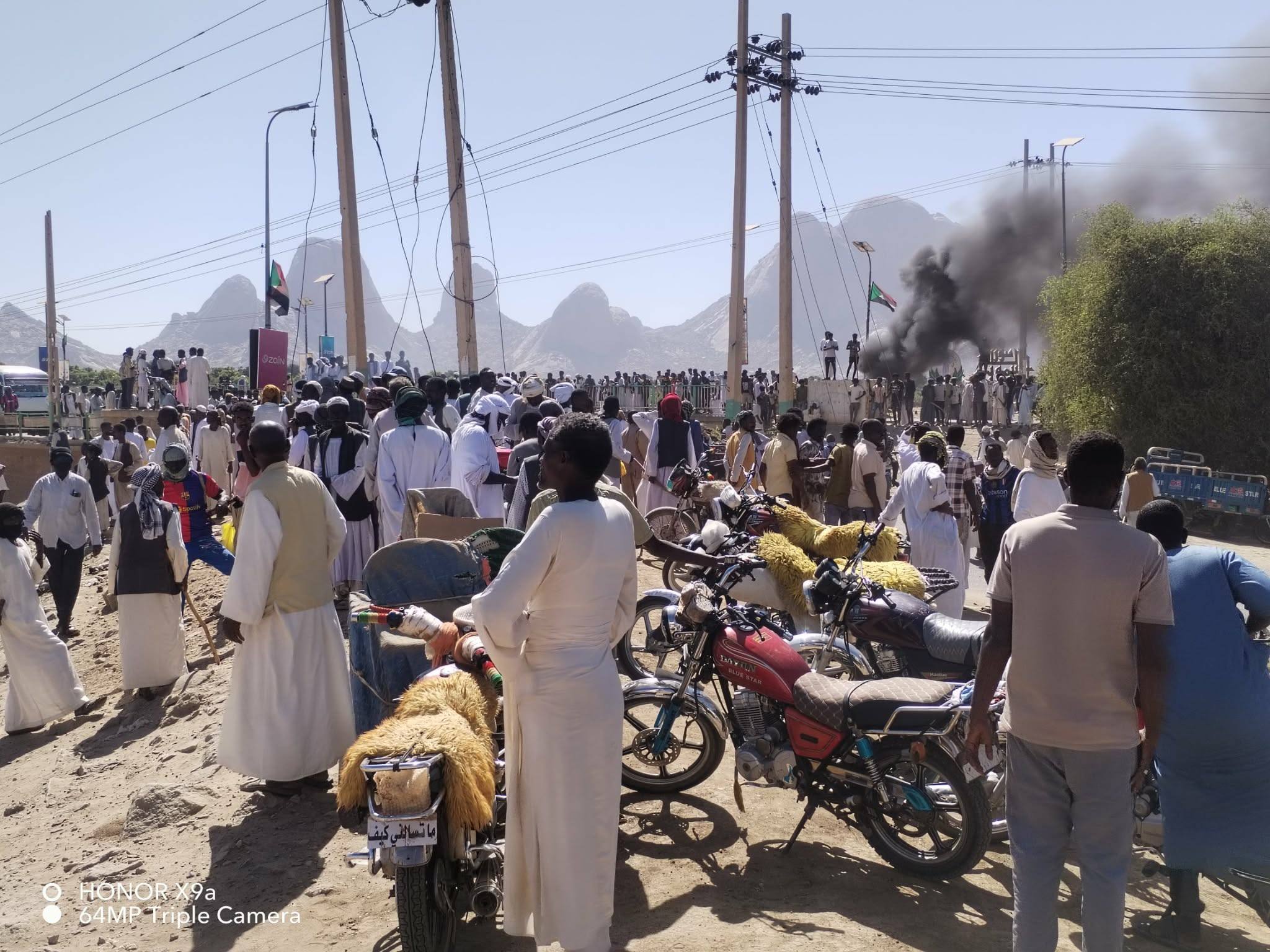 محتجون يغلقون كبري القاش بكسلا لأربع ساعات