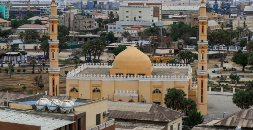 مشاهد لاستهداف فندق مارينا في وسط مدينة بورتسودان بطائرة مسيرة