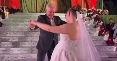 محمود حميدة يحتفل بزفاف ابنته ويرقص معها في أجواء مليئة بالفرحة.. فيديو وصور