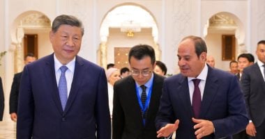 الرئيس السيسى وقرينته يصطحبان رئيس الصين وزوجته فى جولة بالمتحف المصرى الكبير