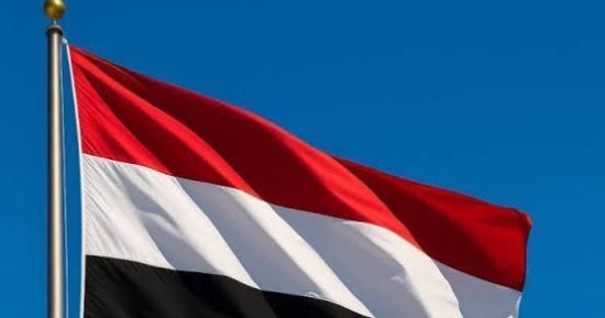 بعد استهداف القصر الرئاسي.. الحكومة اليمينة تؤكد: باقون فى عدن