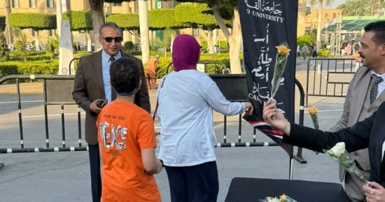 بالورود والحلوى.. الأمن الإدارى بجامعة القاهرة يستقبل الطلاب بأول يوم دراسة