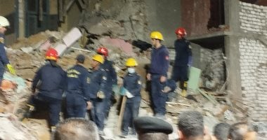 انتشال جثمان سيدة من أسفل عقار اللبان المنهار فى الإسكندرية.. صور020 انتشال جثمان سيدة من أسفل عقار اللبان المنهار فى الإسكندرية.. صور