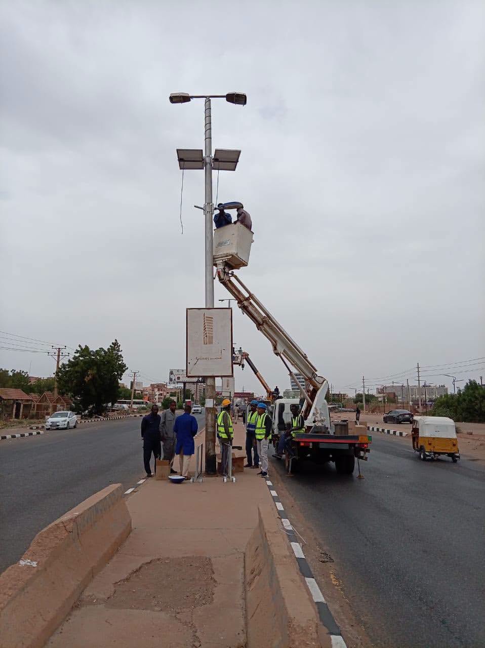 وزير الطاقة ووالي الخرطوم يقفان على تركيب الإنارة بعدد من الشوارع الرئيسية بمواصفات عالية الجودة