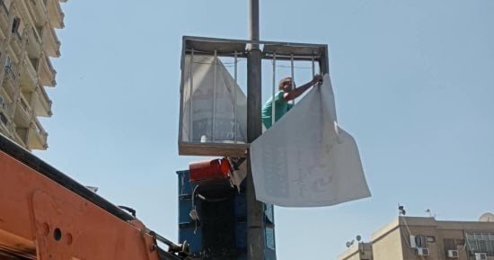 إزالة الإعلانات واللافتات المخالفة بشارعى النيل والسودان فى العجوزة.. صور