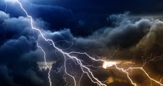 احذروا ضربات البرق والرعد.. الأرصاد: سحب رعدية ممطرة تؤثر بقوة على عدة مناطق