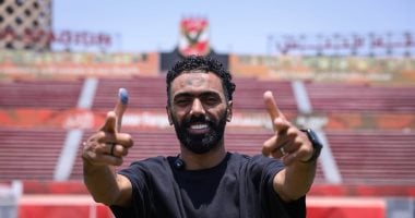 حسين الشحات يحتفل بتجديد عقده مع الأهلي داخل ملعب التتش.. صور
