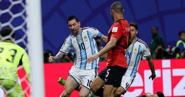 الجماهير العالمية تسخر من فيفا بعد أخطاء الحكم الكارثية ضد مصر
