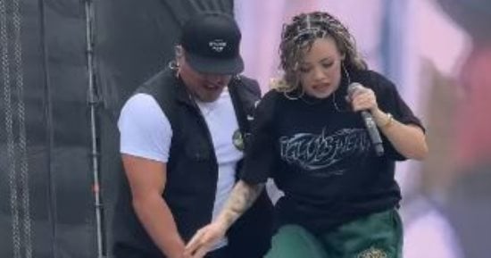 مغنية الراب تشيلو هوب تدوس على علم إسرائيل وتهتف فلسطين حرة فى حفل غنائى