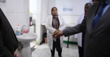 متغسلش من 300 سنة.. المحافظ يعلق على نظافة حوض بمستشفى قنا العام.. فيديو