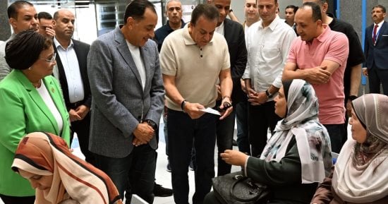 وزير الصحة: التذكرة بكام.. وسيدة بمركز طب الأسرة بمطوبس: سعرها 5 جنيه