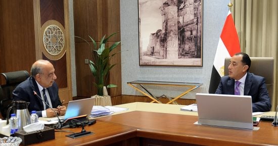 رئيس الوزراء يتابع المشروعات والخطط فى قطاع الطاقة الجديدة والمتجددة
