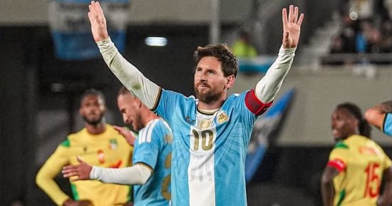 منتخب بنين يهدى ميسى رسالة خاصة وتمثال الأمازون