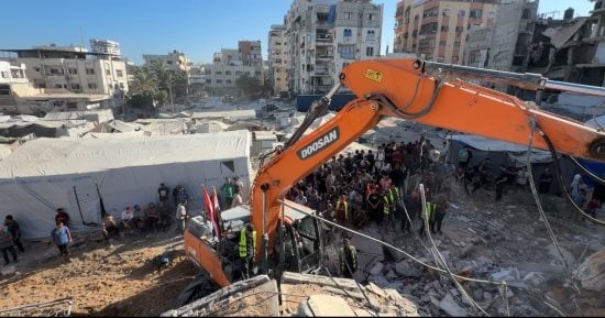ارتفاع عدد ضحايا انهيار مبنى سكني في غزة إلى 20 قتيلا وعشرات المصابين