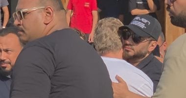 تامر حسنى وشقيقه حسام يرافقان جثمان والدهما لتشييع جنازته