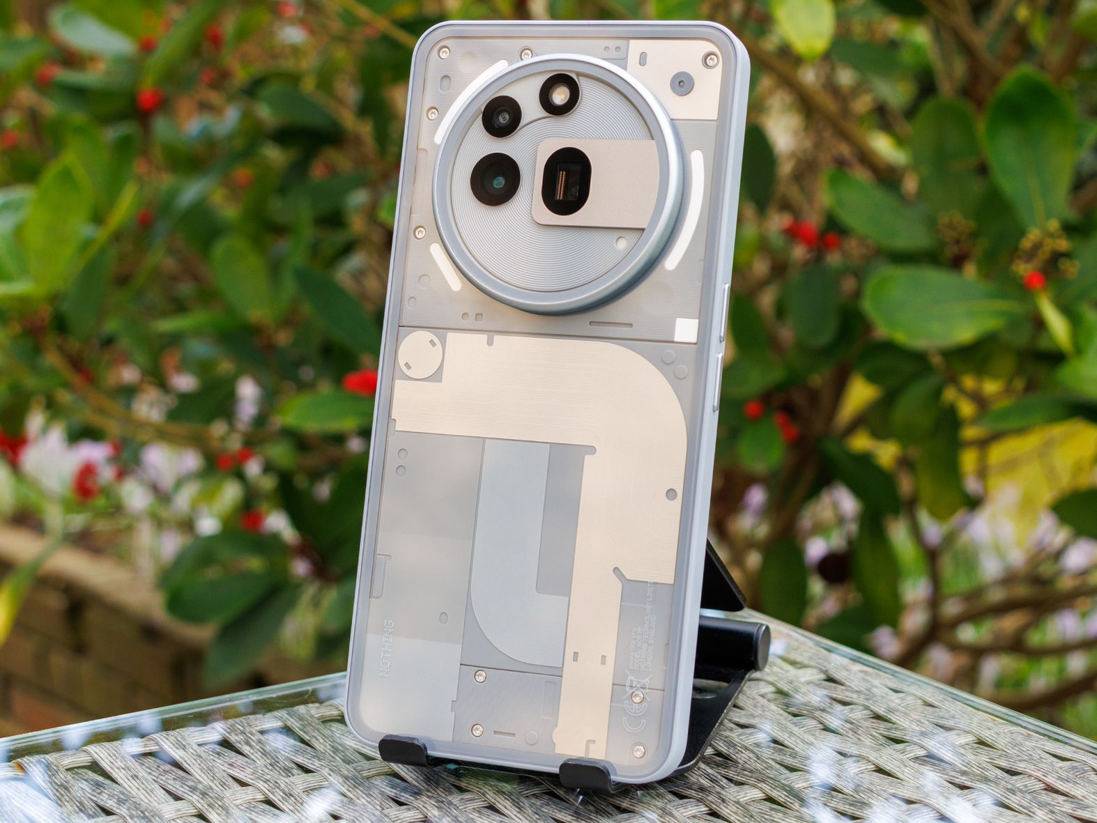 Nothing Phone 3a Pro يصل بكاميرا بيريسكوب وتصميم مميز MWC25
