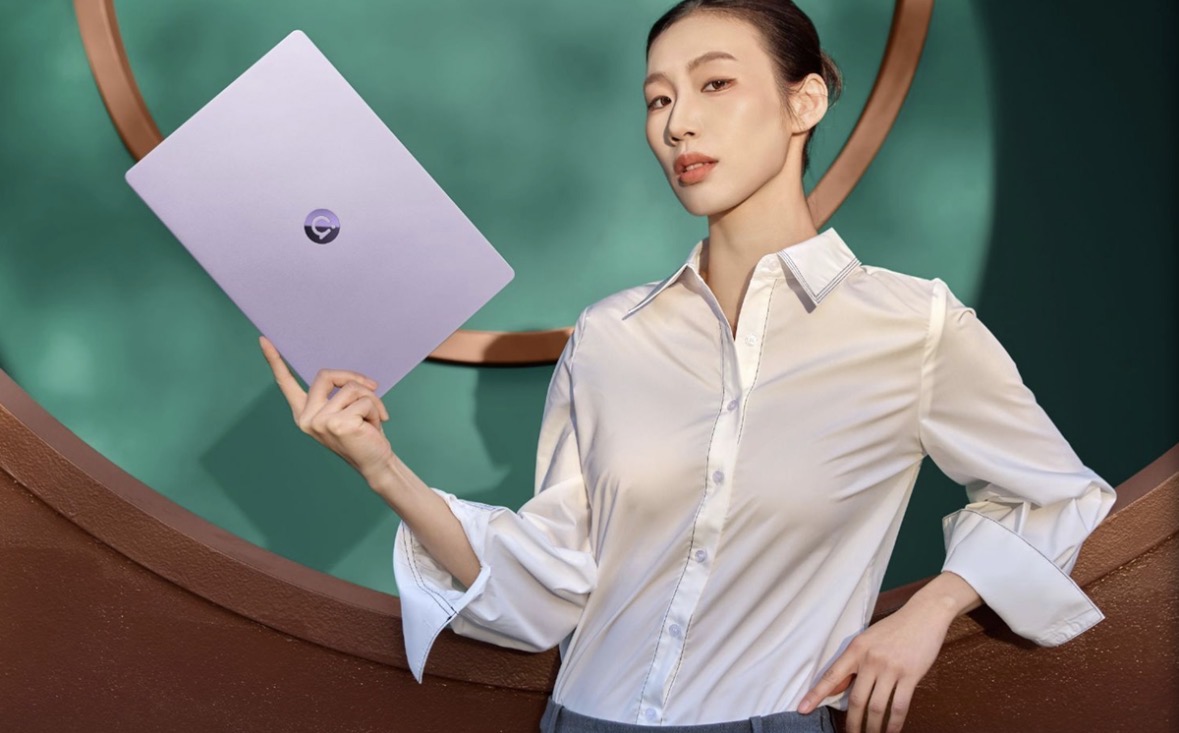 Asus تطلق حاسوبا محمولا خفيف الوزن بمعالج AMD وشاشة OLED بتردد 120 هرتز