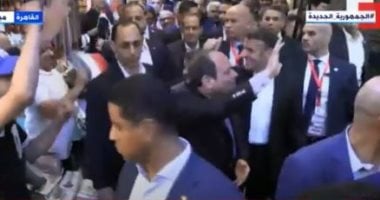 مواطنون يهتفون: سيسى سيسى.. والرئيس يرد التحية لهم فيديو020 مواطنون يهتفون: سيسى سيسى.. والرئيس يرد التحية لهم فيديو