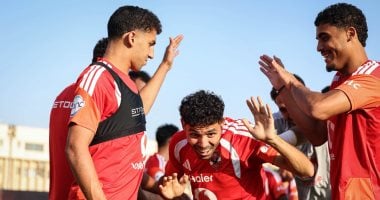 لاعبو الأهلى يرحبون بالثنائى محمود صلاح وتوفيق محمد.. صور