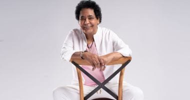 الكينج محمد منير يفاجئ جمهوره بكليب يسألوا عنك