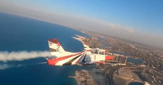 اللي شايفه خيال.. سماء العلمين تتألق بعرض جوي لطائرات تحيا مصر.. فيديو