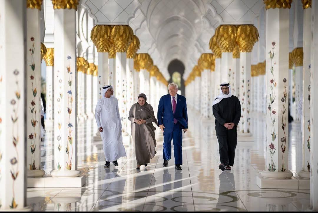 ترامب يمشى حافيا في مسجد الشيخ زايد الكبير ويعلق020 ترامب يمشى حافيا في مسجد الشيخ زايد الكبير ويعلق