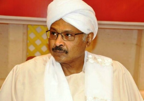 مبارك الفاضل.. تهيئة مناخ الحوار تبدأ بوقف الحرب وتسليم السلطة للمدنيين