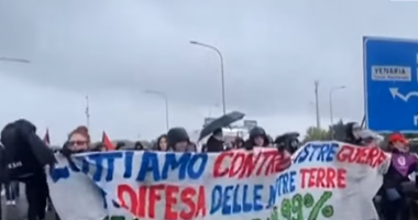 آلاف الإيطاليين يتظاهرون فى روما ضد قانون يقيد الاحتجاج020 آلاف الإيطاليين يتظاهرون فى روما ضد قانون يقيد الاحتجاج