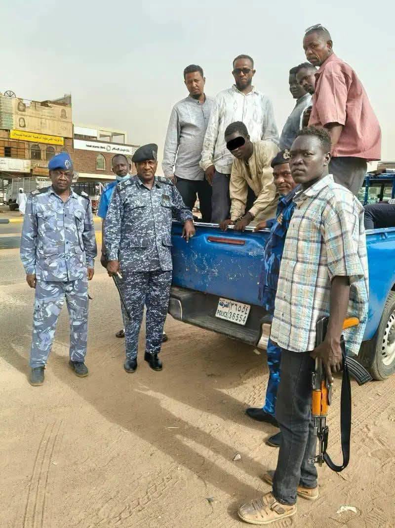 الشرطة تداهم مكاتب تجنيد عشوائية وتضبوط أسلحة ومخدرات بكرري