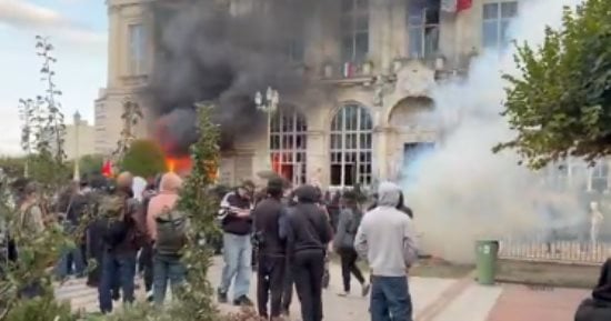 وزير العدل الفرنسى يعلن احتجاز نحو 2700 شخص على خلفية أعمال الشغب والنهب
