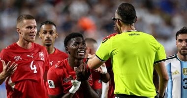 بعد طرد لاعب سويسرا.. ما هي تحديثات الفيفا لخاصية الـVAR