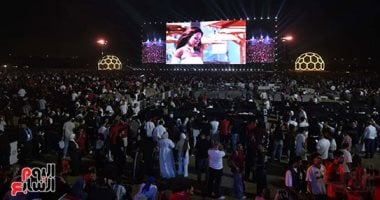 إقبال جماهيري ضخم بأعلام مصر بالفان زون قبل دقائق من مباراة الفراعنة ونيوزيلندا.. فيديو وصور