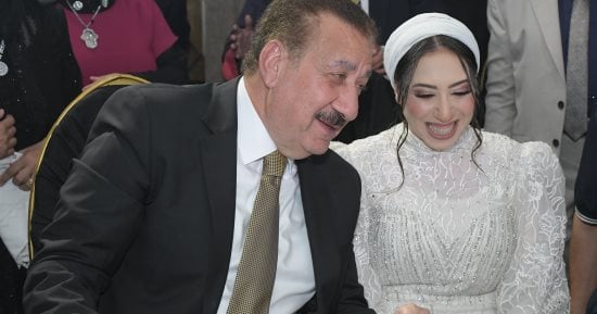 تحقيقا لأمنيتها.. محافظ بورسعيد وكيلا لعروس يتيمة فى عقد قرانها.. صور