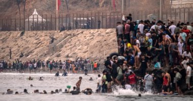 وكالة إسبانية: أكثر من ألف مهاجر يتجمعون أمام مركز إيواء فى سبتة بانتظار أماكن شاغرة