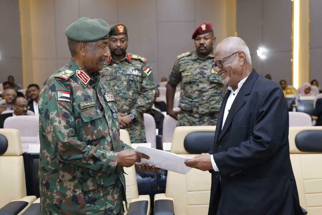 البرهان للإعلاميين السودانيين: ملتزمون بتنفيذ مخرجات الحوار التي تصب في صالح الشعب السوداني
