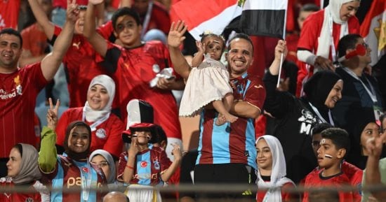 عائلة مصرية ترتدى قميص طرابزون التركى لدعم صلاح ومنتخب مصر أمام أنجولا